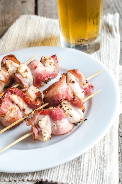 Espetos de bacon grelhado com carne de frango