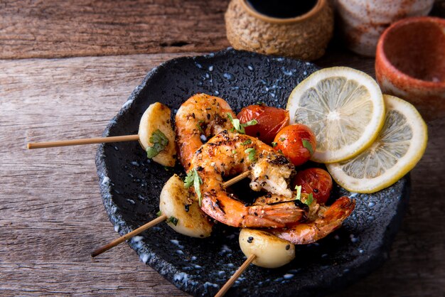 Espetos de camarão grelhado com ingredientes picantes.