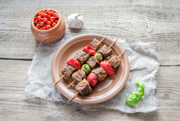 Espetos de carne grelhada com pimenta e Bruxelas