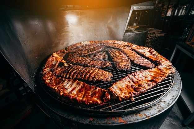 Espetos de carne grelhada na churrasqueira