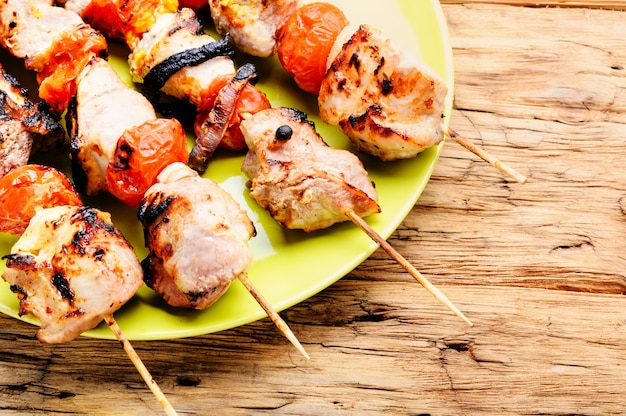 Espetos de carne grelhada, shish kebab