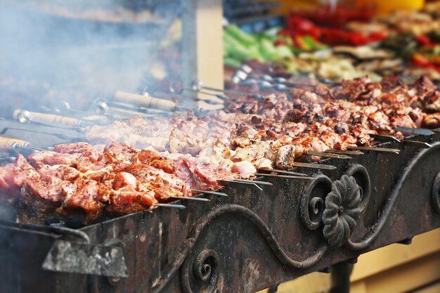 Espetos de churrasco com carne suculenta no braseiro