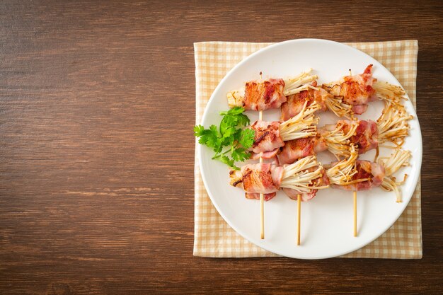 Espetos de Cogumelo com Agulha Dourada Embrulhada com Bacon