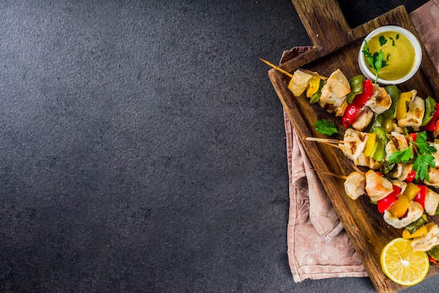 Espetos de frango com legumes