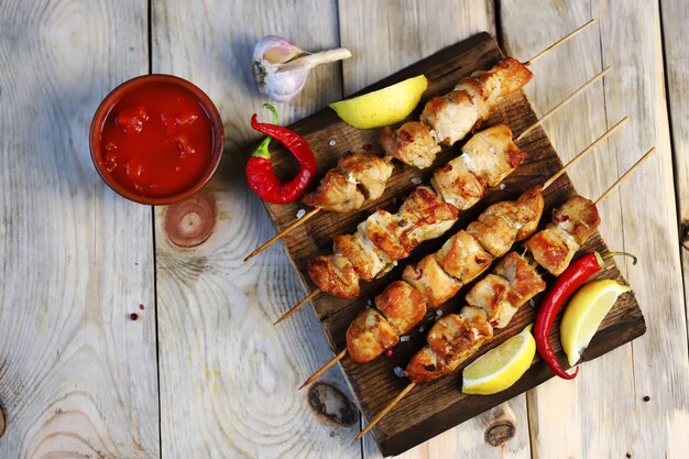 Espetos de frango em palitos de madeira