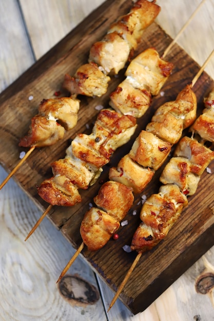 Espetos de frango em palitos de madeira