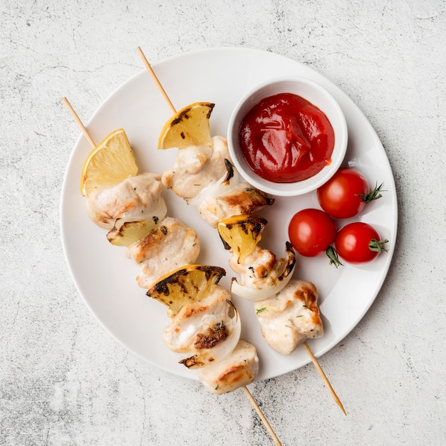 Foto espetos de frango grelhado com legumes e molho