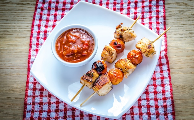 Espetos de frango grelhado com tomate cereja