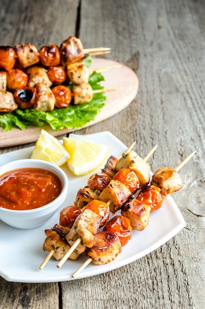 Foto espetos de frango grelhado com tomate cereja