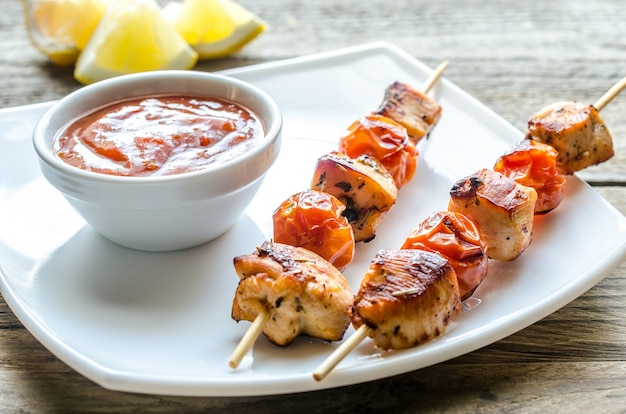 Espetos de frango grelhado com tomate cereja