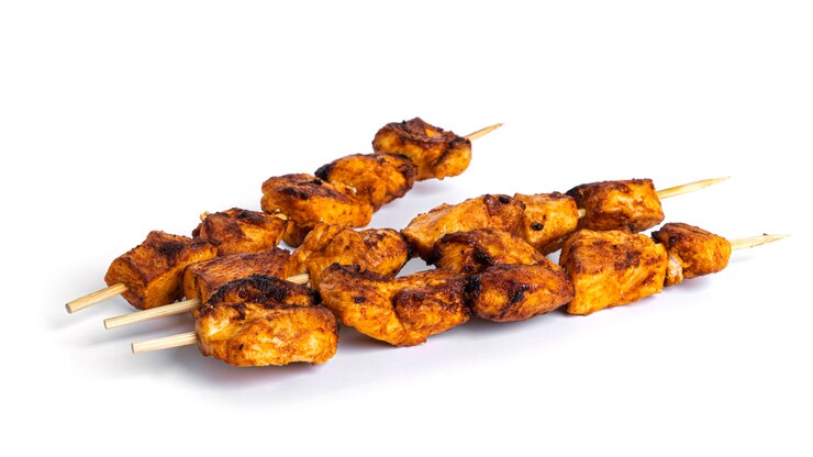 Espetos de frango isolados no branco. Souvlaki isolado.