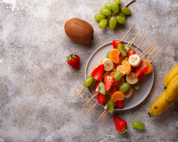 Espetos de frutas, lanche saudável verão