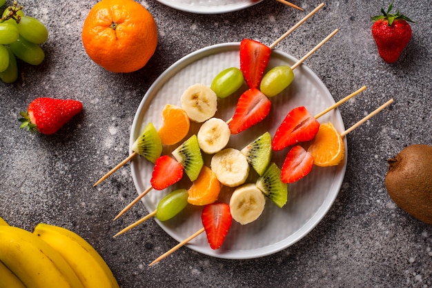 Espetos de frutas, lanche saudável verão