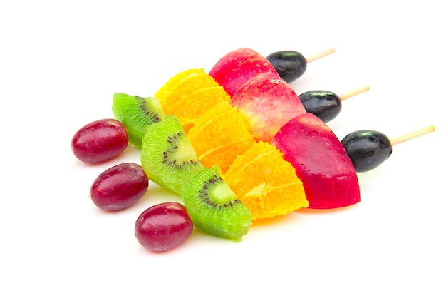 Espetos de frutas ou kebubs são feitos de frutas frescas mix