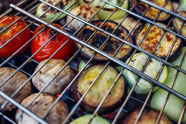 Espetos de legumes e carne grelhados em uma marinada de ervas em uma panela de grelhar, vista superior