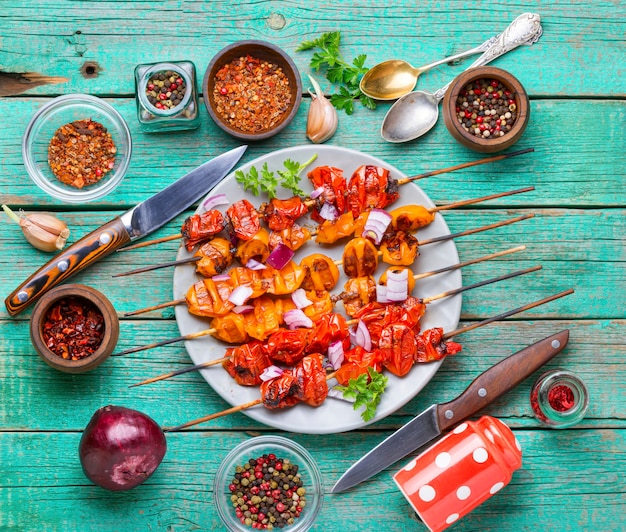 Espetos de vegetais de tomate, tomate cereja no espeto.