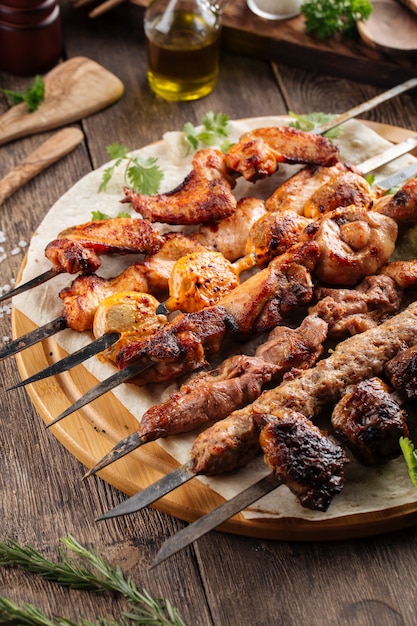 Espetos e kebabs shashlik caucasianos variados