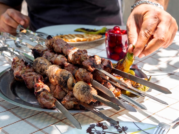 Espetos espetados pimentos assados e cerejas em conserva para um banquete em um dia de verão na Grécia