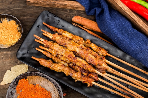 Espetos shashlik kebab com molho vermelho