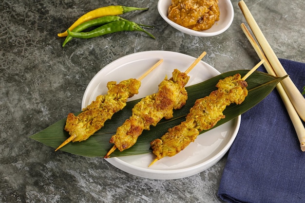 Foto espiga de carne tailandesa satay con salsa