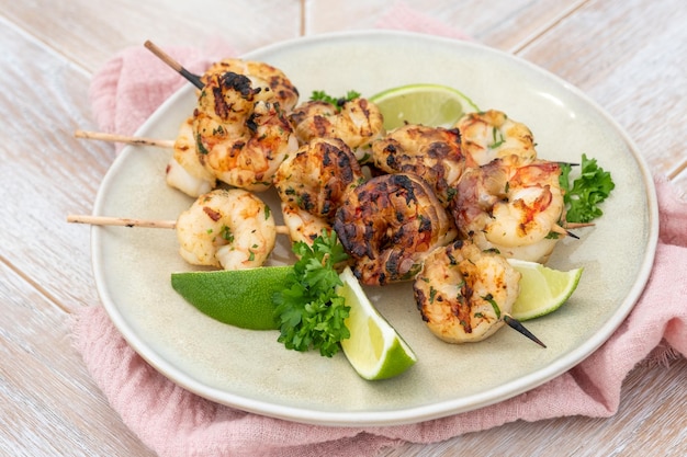 Espigas de camarón a la parrilla Mariscos de las estanterías