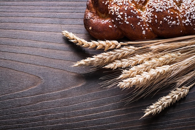 Espigas de centeio de trigo doce no conceito de comida e bebida de fundo de madeira