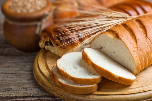 Espigas de pão e trigo em um fundo de madeira