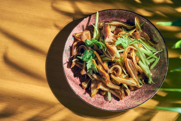 Espigas de porco em conserva e fritas em uma frigideira. Cozinha chinesa.