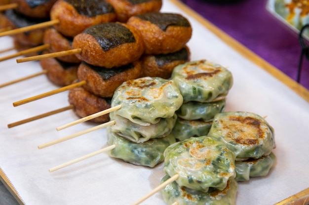 Espigas fritas comida callejera china en el barrio de Nankinmachi en Kobe, Japón