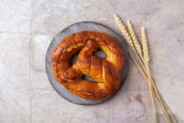 Espigas de pretzel y trigo en una tabla redonda de madera