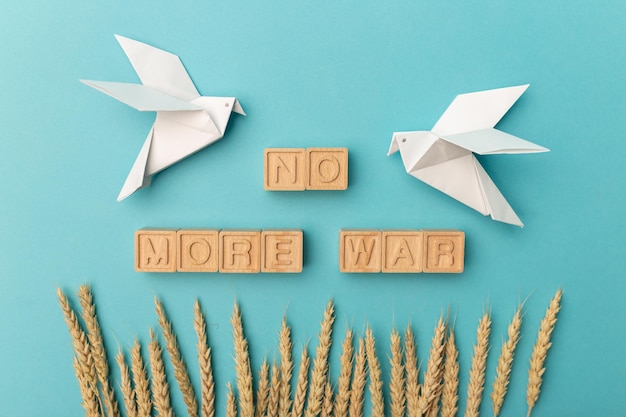 Espigas de trigo y dos pájaros blancos como símbolo de paz en un fondo azul Detener la guerra