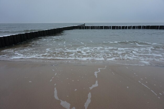 Espigón de madera en un mar