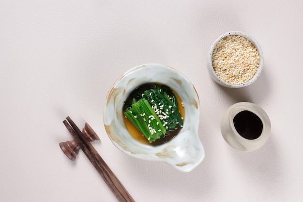 La espinaca Ohitashi es un plato en el que las espinacas se pisan en una salsa a base de dashi, se sirven con hojuelas de bonito.