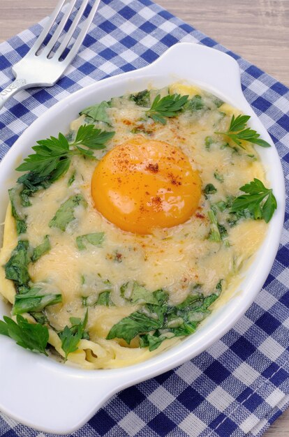 Espinacas al horno y queso con yema de huevo