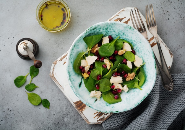 Espinacas saludables vegetarianas útiles frescas