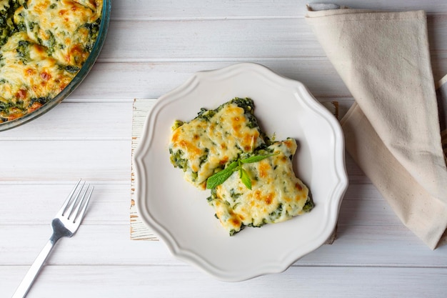 Espinafre assado com queijo deliciosa cozinha italiana de espinafre gratinado