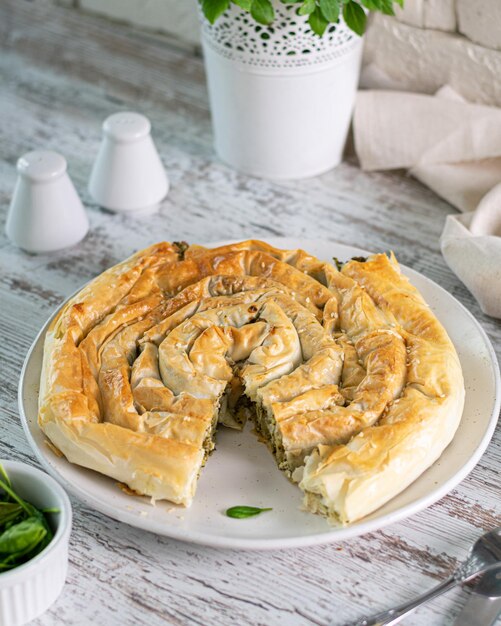 Espinafre caseiro e feta Spanakopita Swirl pronto para comer