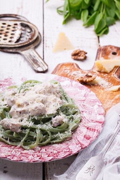 Espinafre, creme, alho e queijo parmesão