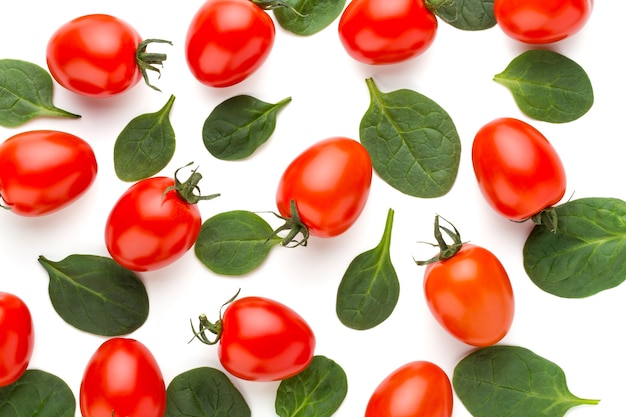 Espinafre e tomate padrão de superfície em branco. Vista do topo