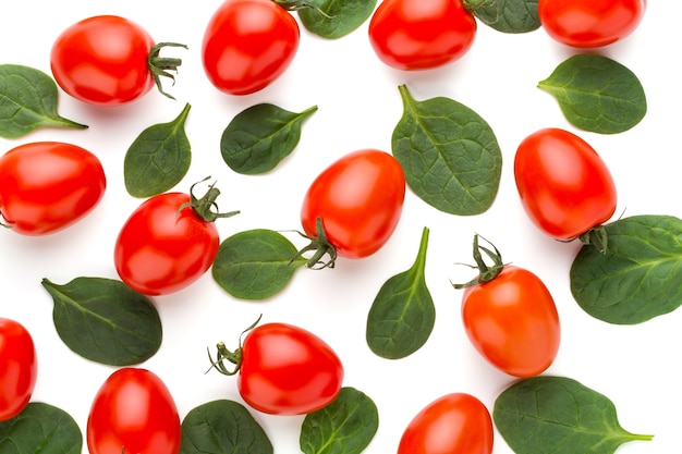 Espinafre e tomate padrão de superfície em branco. vista do topo