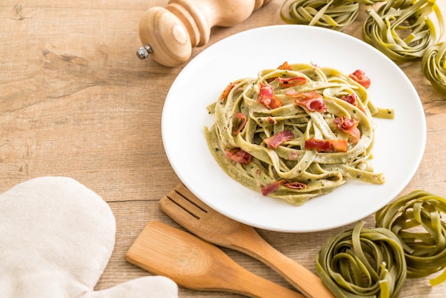 espinafre fettuccini macarrão com bacon