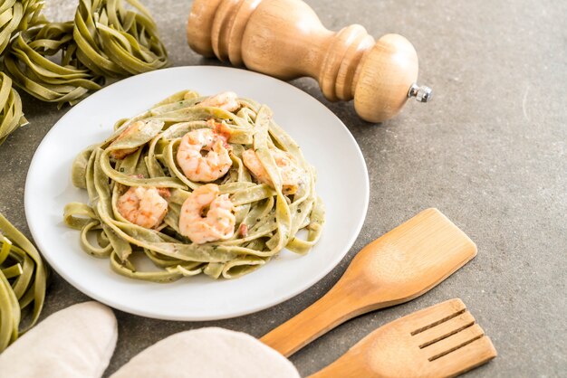 espinafre fettuccini macarrão com camarão