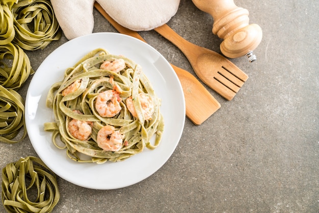 espinafre fettuccini macarrão com camarão