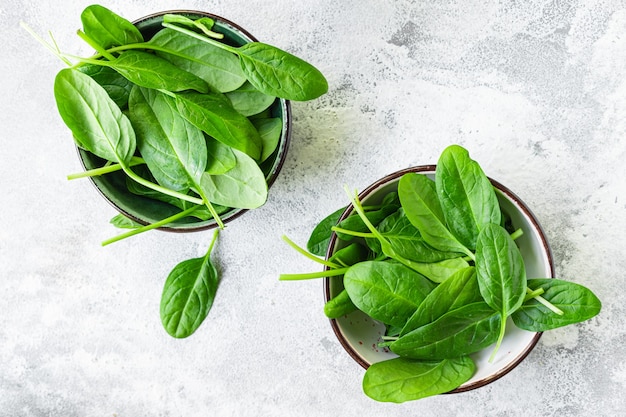 espinafre fresco deixa comida verde saudável na mesa cozinhando a refeição