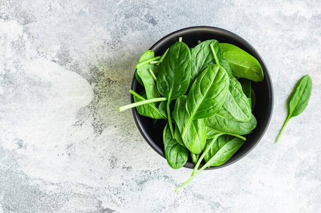 Espinafre fresco deixa comida verde saudável na mesa cozinhando a refeição