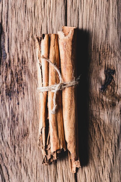 Espinhas de pó e essência de canela na velha mesa.