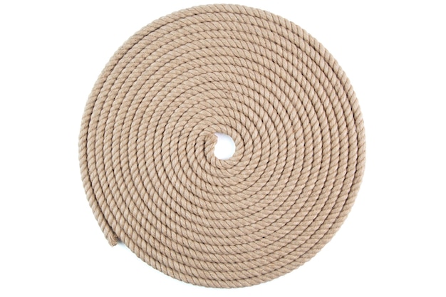 Espiral bobina plana de yute natural Hessian cuerda cable trenzado trenzado aislado sobre fondo blanco.