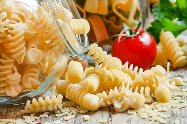 Espiral de pasta italiana seca en frascos de vidrio enfoque selectivo