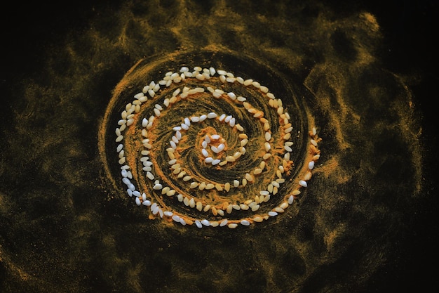 Foto una espiral con semillas blancas en el centro.