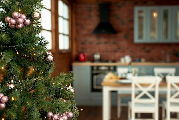 Espírito de Natal com árvore decorada na cozinha